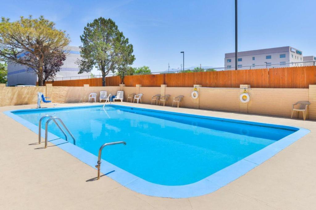 Days Inn By Wyndham Albuquerque Northeast מראה חיצוני תמונה